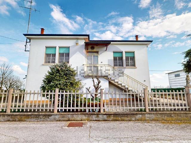 Villetta indipendente in vendita di 260 m² in Via Bassa
