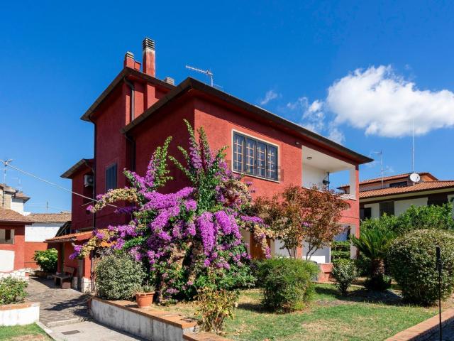 Villetta indipendente in vendita di 260 m² in Via Bassiano