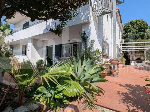 Villetta indipendente in vendita di 260 m² in Via Giovenale