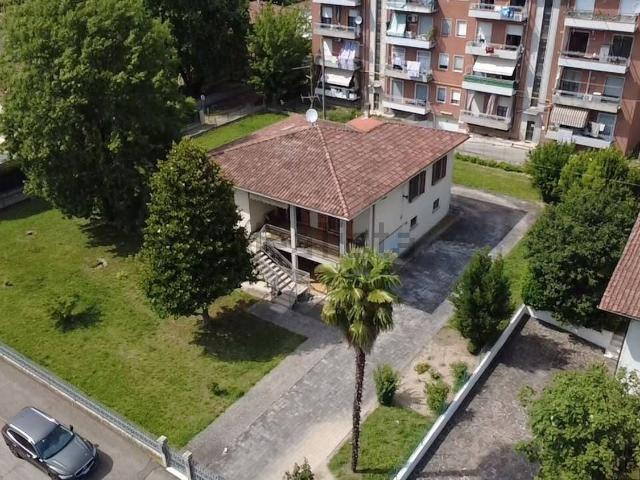 Villetta indipendente in vendita di 260 m² in Via Gramsci, 8