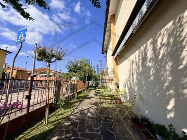 Villetta indipendente in vendita di 260 m² in Via Ippolito Nievo