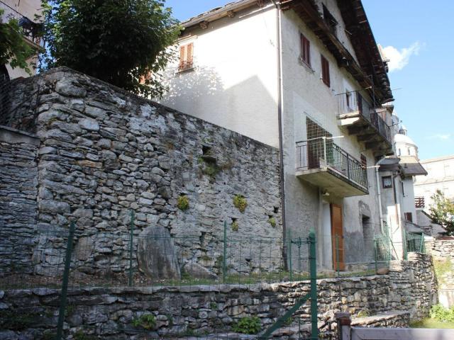 Villetta indipendente in vendita di 260 m² in Via Locarno