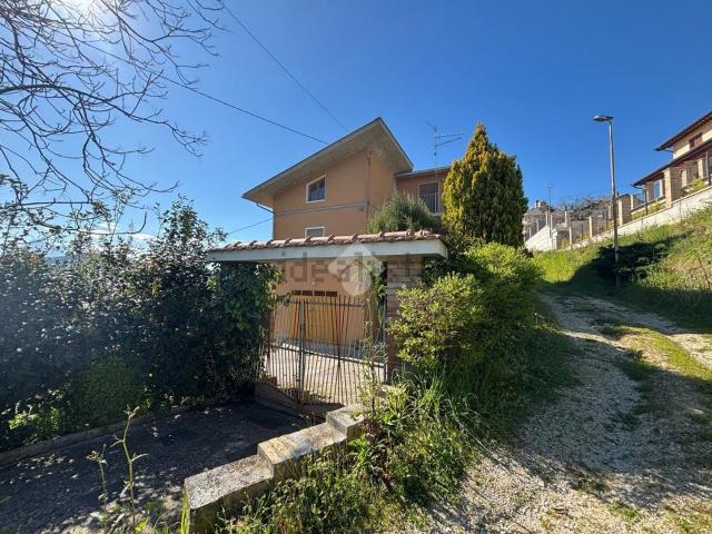 Villetta indipendente in vendita di 260 m² in Contrada Petrilli Basso, 28