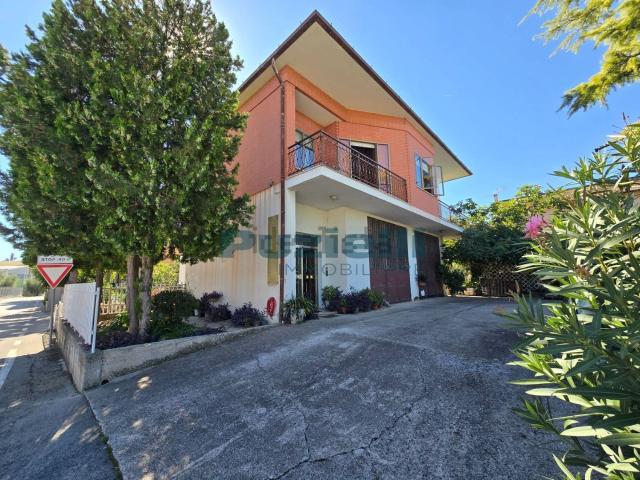 Villetta indipendente in vendita di 260 m² in Strada Fermana, 30