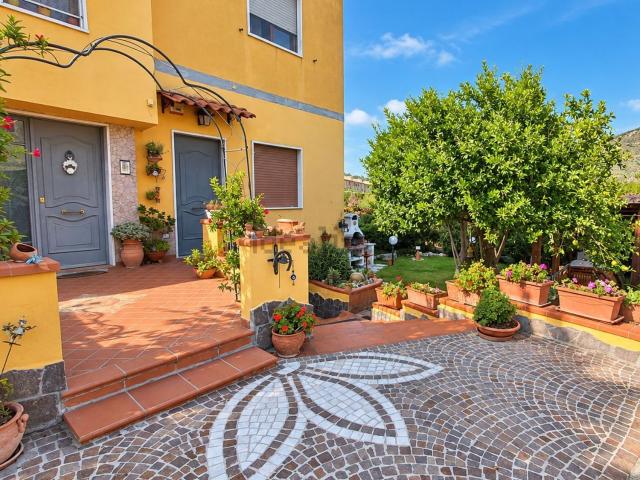 Villetta indipendente in vendita di 262 m² in Via Montenuovo Licola Patria