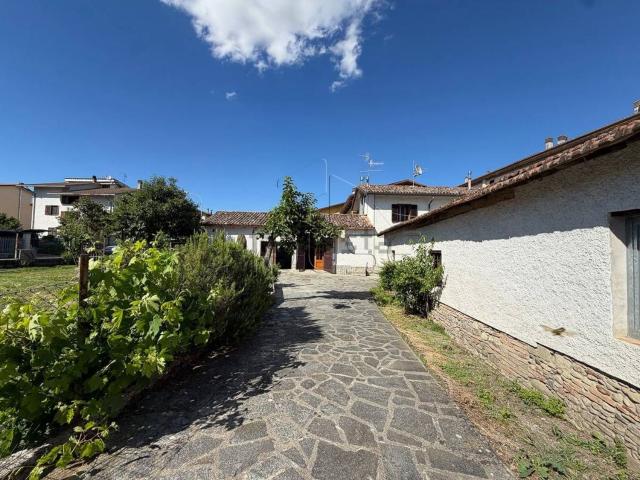 Villetta indipendente in vendita di 263 m² in Via Leopoldo Franchetti