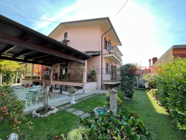 Villetta indipendente in vendita di 264 m² in Via A. de Gasperi