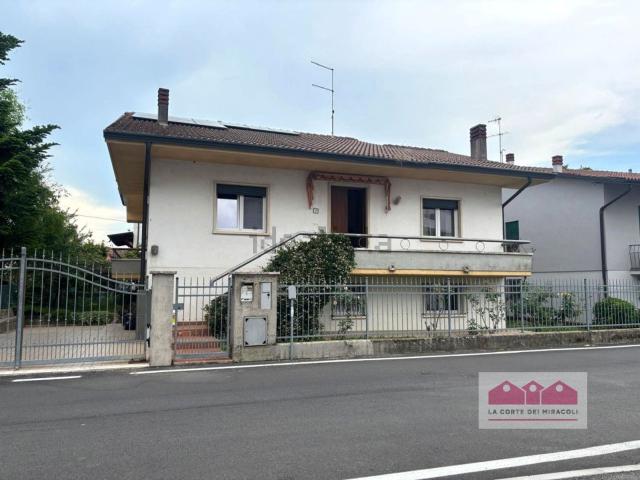 Villetta indipendente in vendita di 264 m² in Via G. Rossini