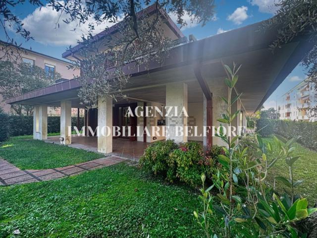 Villetta indipendente in vendita di 264 m² in Via Palmiro Togliatti