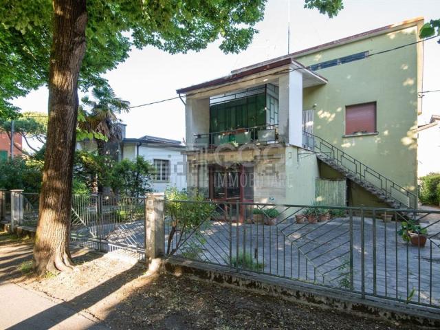 Villetta indipendente in vendita di 264 m² in Viale F. lli Cairoli, 10
