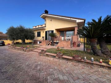 Piazza Santa Maria Regina - Terrazzo, Parcheggio auto