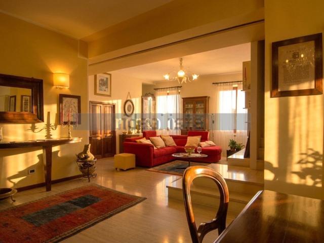 Villetta indipendente in vendita di 265 m² in Via Lombardia, 27