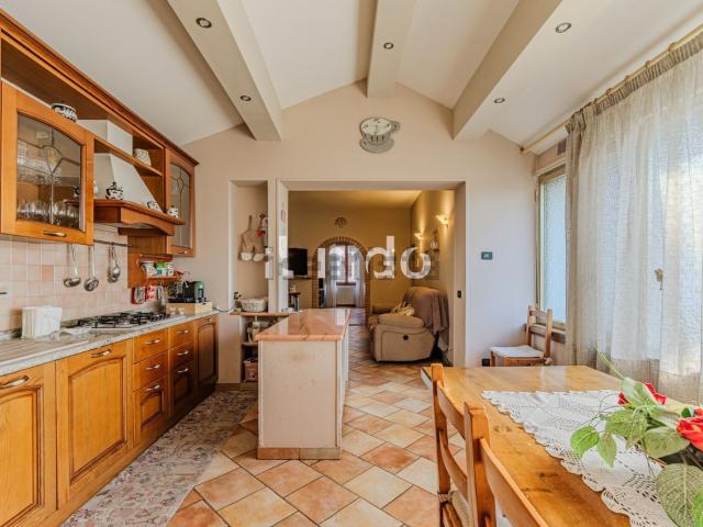 Villetta indipendente in vendita di 266 m² in Via Pozzarello