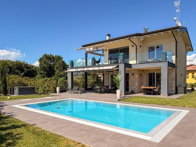 Villetta indipendente in vendita di 268 m² in Via Monte Olimpo, 21