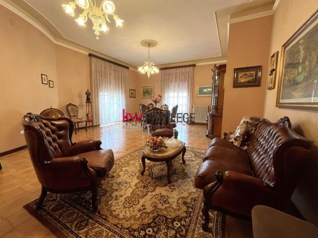 Villetta indipendente in vendita di 269 m² in Via Enrico Fermi, 33