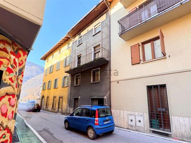 Villetta indipendente in vendita di 270 m² in Via Alessandro Manzoni, 12