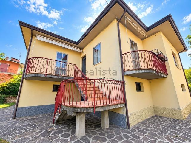 Villetta indipendente in vendita di 270 m² in Via G. Parini, 12
