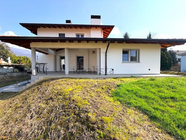 Villetta indipendente in vendita di 270 m² in Via Giuseppe Garibaldi, 12