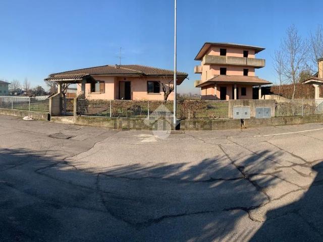 Villetta indipendente in vendita di 270 m² in Via Grazia Deledda