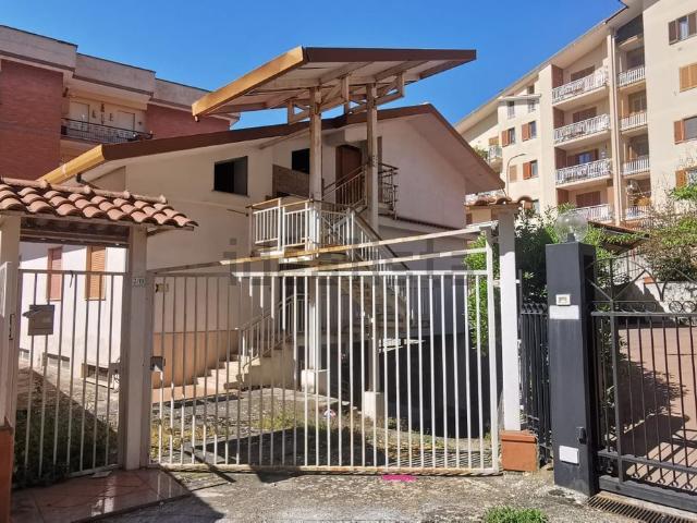 Villetta indipendente in vendita di 270 m² in Via della Peschiera di Sotto