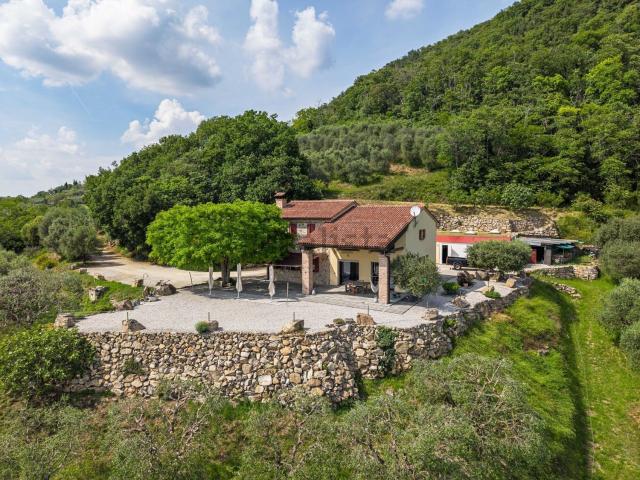 Villetta indipendente in vendita di 270 m² in Via Fontanelle