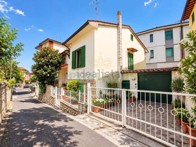 Villetta indipendente in vendita di 270 m² in Via Fermi