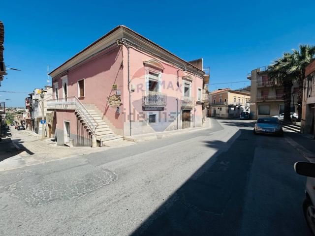Villetta indipendente in vendita di 270 m² in Via Francesco Petrarca, 28