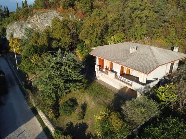 Villetta indipendente in vendita di 270 m² in Via Oliveti