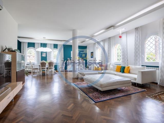 Case e ville in vendita di 270 m² in Via Marlengo