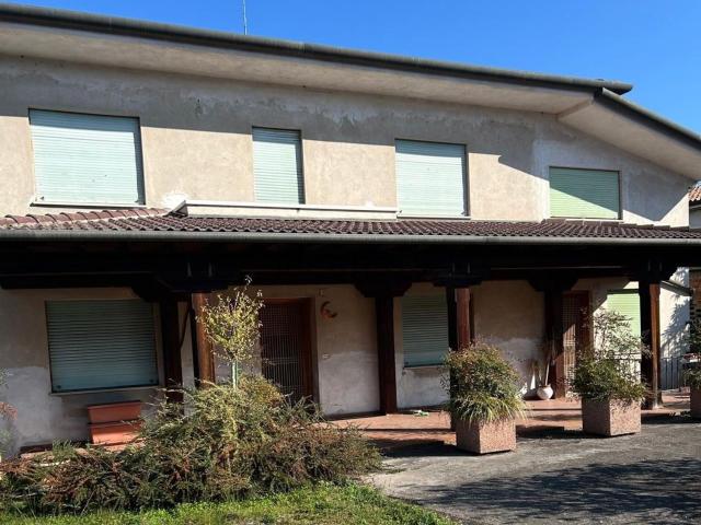 Villetta indipendente in vendita di 270 m² in Via Sant&apos Anna