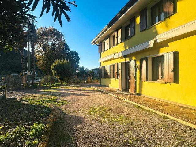 Villetta indipendente in vendita di 270 m² in Via Ponte Rialto