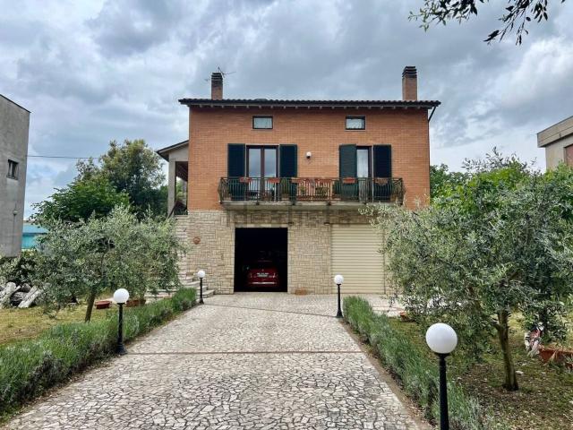 Villetta indipendente in vendita di 270 m² in Viale Roma