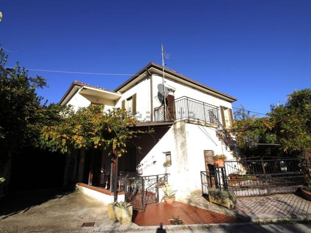 Villetta indipendente in vendita di 270 m² in Contrada Chioviano II