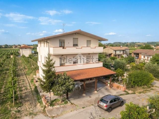 Villetta indipendente in vendita di 270 m² in Contrada Piane San Pantaleone, 11