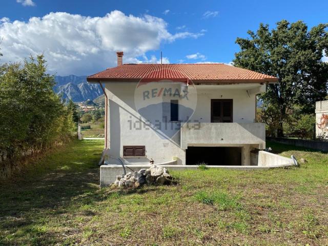 Villetta indipendente in vendita di 270 m² in Strada Comunale di Cannavinella