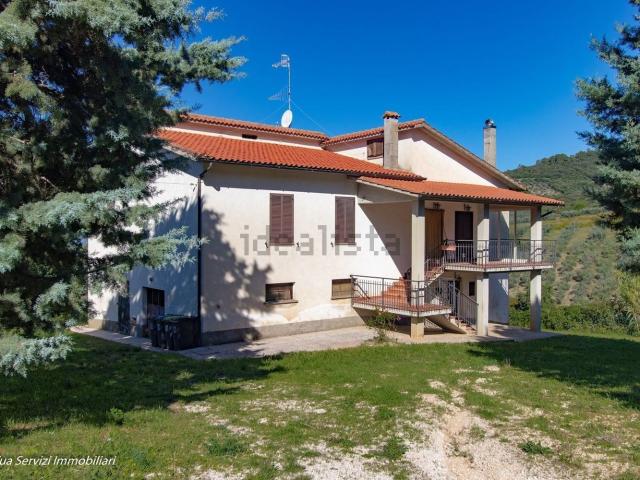 Villetta indipendente in vendita di 270 m² in Strada Fontanelle