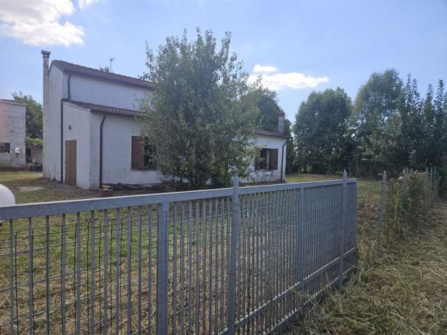Villetta indipendente in vendita di 270 m² in Strada Regionale 10 Padana Inferiore