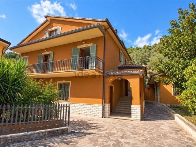 Villetta indipendente in vendita di 272 m² in Via Colle Mausoleo, 30
