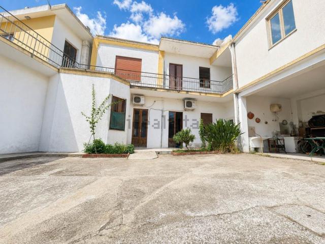 Villetta indipendente in vendita di 272 m² in Via Roma