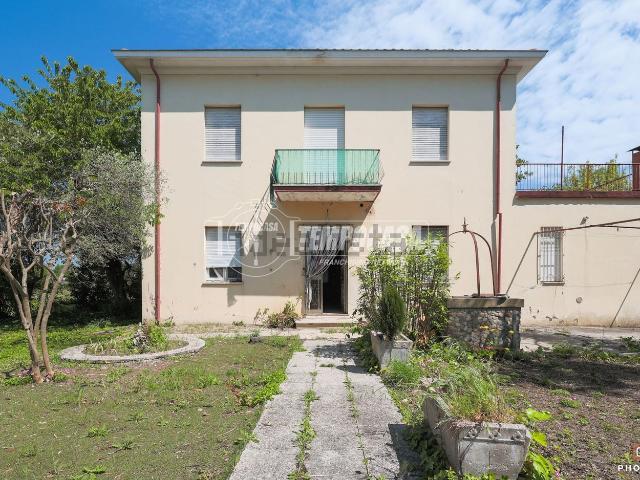 Villetta indipendente in vendita di 274 m² in Via del Terrapieno
