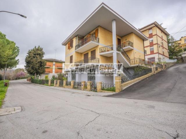 Villetta indipendente in vendita di 274 m² in Viale Europa