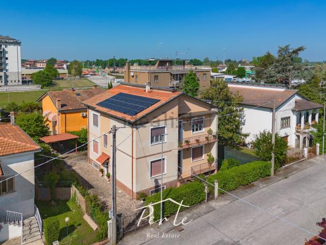 Villetta indipendente in vendita di 275 m² in Via Anna Filippini Poma, 9