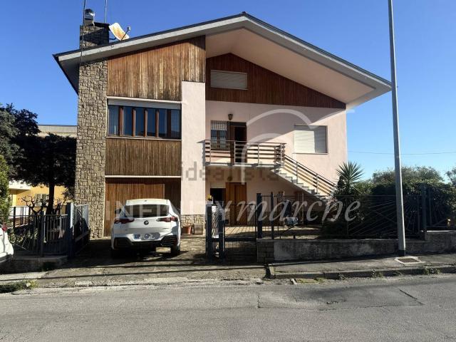 Villetta indipendente in vendita di 275 m² in Via Giacomo Matteotti, 174