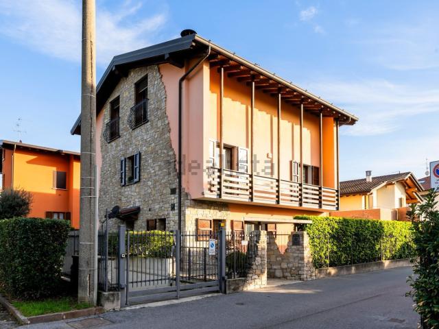Villetta indipendente in vendita di 275 m² in Via Po, 10