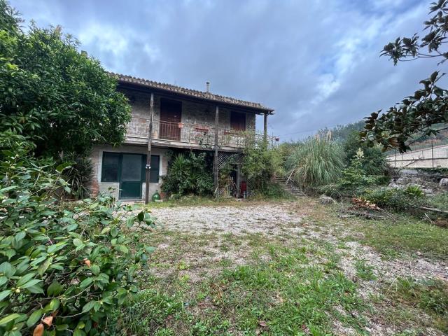 Villetta indipendente in vendita di 275 m² in Via Rocca Massima