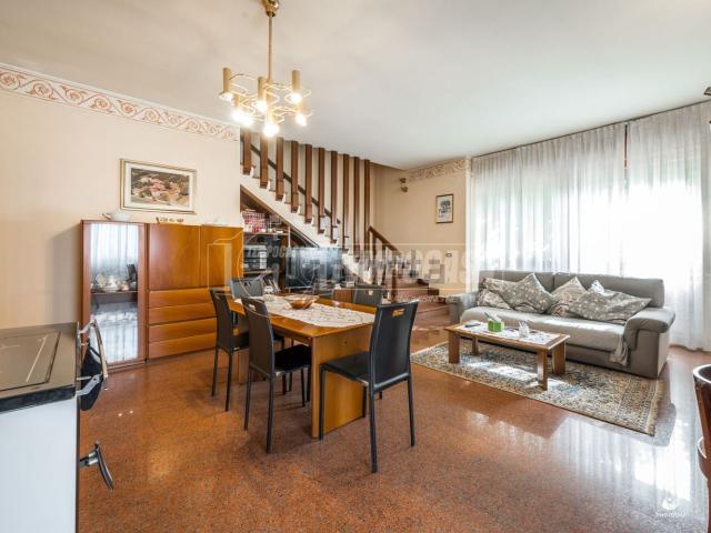 Villetta indipendente in vendita di 275 m² in Via Trentennale della Resistenza, 53