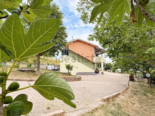 Villetta indipendente in vendita di 275 m² in Contrada Bosco, 45