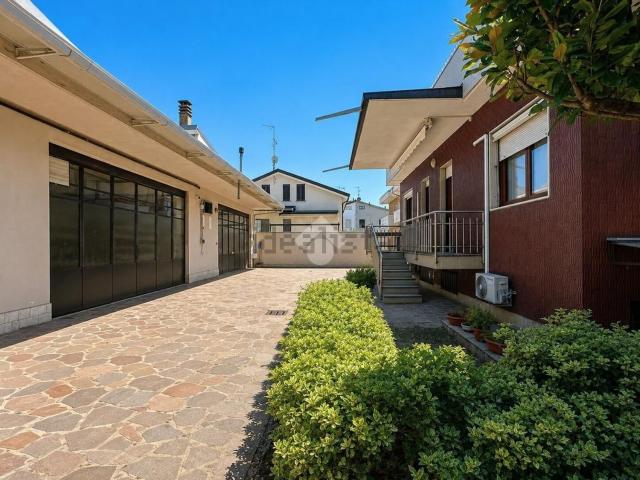 Villetta indipendente in vendita di 276 m² in Via Benedetto Croce, 11