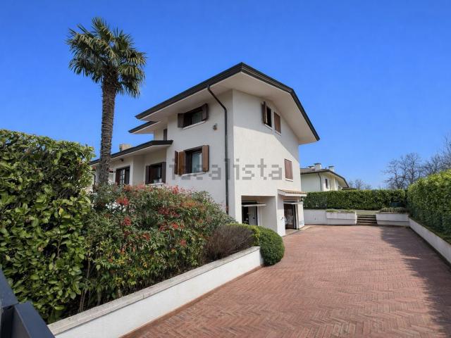Villetta indipendente in vendita di 276 m² in Via Trento
