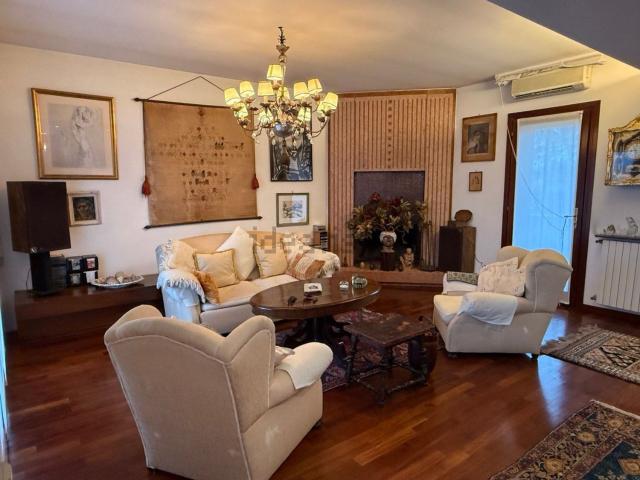 Villetta indipendente in vendita di 276 m² in Via Trento